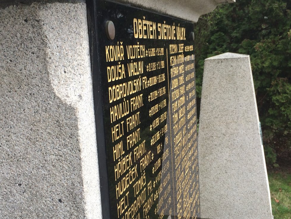 Ve Stodůlkách se umíralo za 1. i za 2. světové války. Nejen místní na to upomíná pomník věnovaný obětem obou válek.