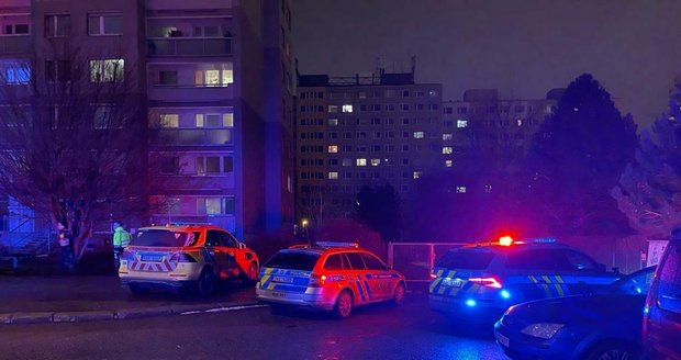 Tragédie se stala v pražských Stodůlkách. Z okna tam vyskočil mladý muž ve věku 20 let. Jen zázrakem přežil, ve velmi vážném stavu ale bojuje o život v nemocnici. (26. ledna 2023)
