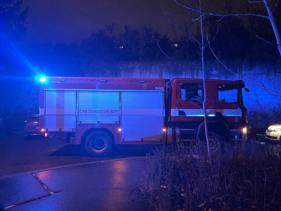 Tragédie se stala v pražských Stodůlkách. Z okna tam vyskočil mladý muž ve věku 20 let. Jen zázrakem přežil, ve velmi vážném stavu ale bojuje o život v nemocnici. (26. ledna 2023)