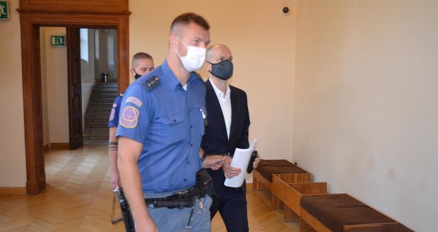 Jiřího Švachulu, bývalého místostarostu Brno-střed, přivádí eskorta k soudu. Zpovídat se bude z obří korupce veřejných zakázek.