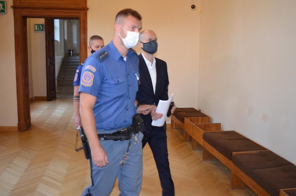 Jiřího Švachulu, bývalého místostarostu Brno-střed, přivádí eskorta k soudu. Zpovídat se bude z obří korupce veřejných zakázek.