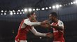 Fotbalisté Arsenalu slaví gól do sítě Stoke