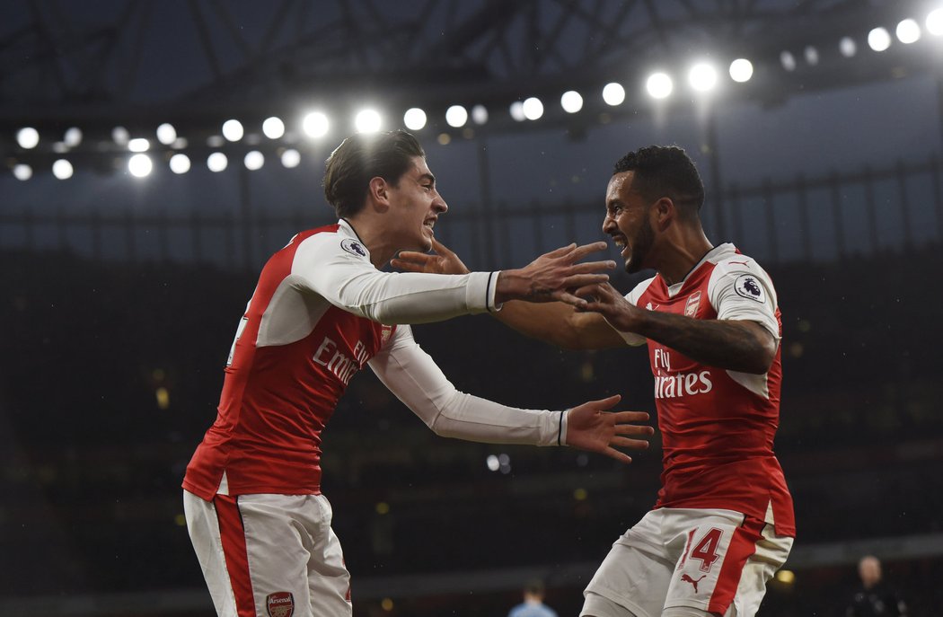 Fotbalisté Arsenalu slaví gól do sítě Stoke
