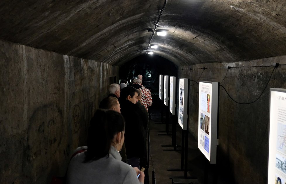 Autorkou naučné expozice v podzemních štolách v Kuřini je historička Sylvia Laurincová, část materiálů dodali amatérští badatelé Václav Toman a Jan Badin, který bude také jedním z průvodců prohlídek pro veřejnost.