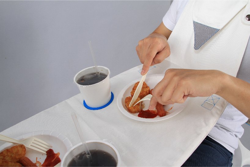 Tchajwanci vymysleli neuvěřitelnou věc - přenosný jídelní stolek pro dva, který si pověsíte na krk