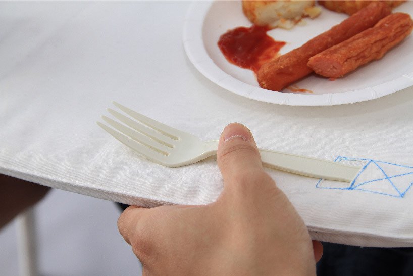Tchajwanci vymysleli neuvěřitelnou věc - přenosný jídelní stolek pro dva, který si pověsíte na krk