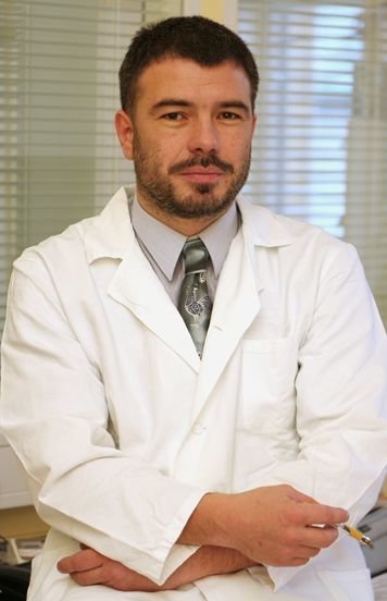 Pavel Kohout je od roku 2018 přednostou Interní kliniky 3. Lékařské fakulty Univerzity Karlovy v Thomayerově nemocnici. Jeho specializací je gastroenterologie, přičemž se dlouhá léta zabývá aplikací transplantace stolice pro léčebné účely.