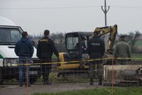 Policisté kopali u Štolmíře: Hledali mrtvolu ve staré žumpě!