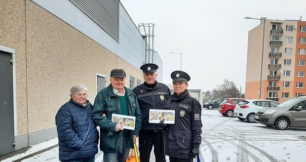 Policejní kalendáře přinášejí seniorům rady, jak se bránit šmejdům a podvodníkům. Na Znojemsku jich rozdali šest stovek.