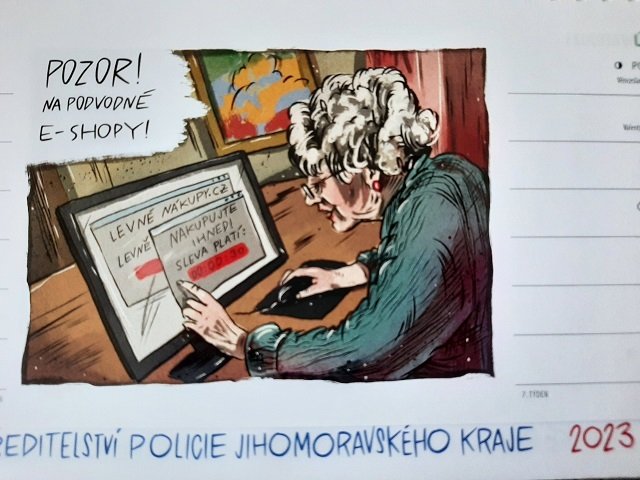 Policejní kalendáře přinášejí seniorům rady, jak se bránit šmejdům a podvodníkům. Na Znojemsku jich rozdali šest stovek.