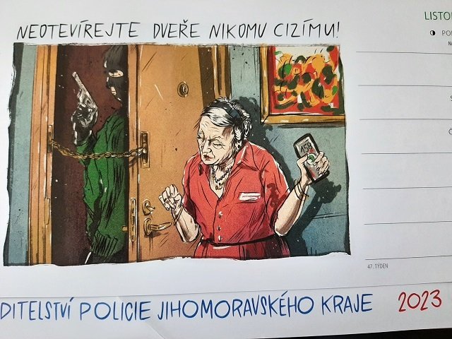 Policejní kalendáře přinášejí seniorům rady, jak se bránit šmejdům a podvodníkům. Na Znojemsku jich rozdali šest stovek.