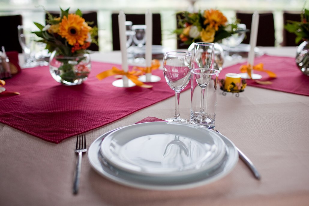 Na slavnostní oběd nebo večeři se doporučuje prostřít čistě bílý ubrus, který můžete kombinovat s různými doplňky