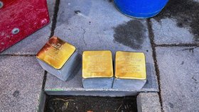 Stolpersteine v Plzni. Kameny zmizelých připomínají památku obětí židovských transportů.