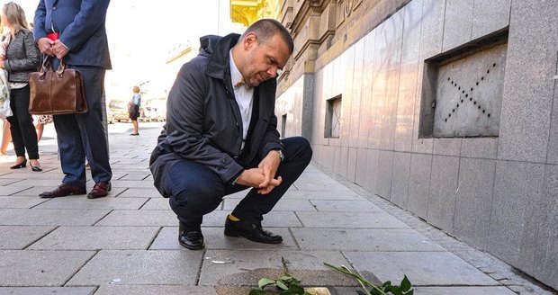 Stolpersteine v Plzni. Kameny zmizelých připomínají památku obětí židovských transportů. Na snímku primátor Martin Baxa.