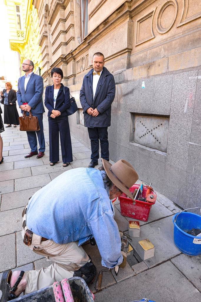 Stolpersteine v Plzni. Kameny zmizelých připomínají památku obětí židovských transportů nainstaloval autor a zakladatel projektu Gunter Demnig.