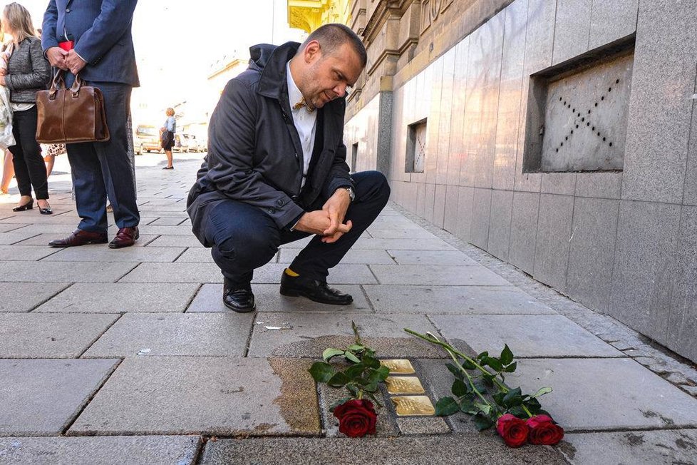 Stolpersteine v Plzni. Kameny zmizelých připomínají památku obětí židovských transportů. Na snímku primátor Martin Baxa.