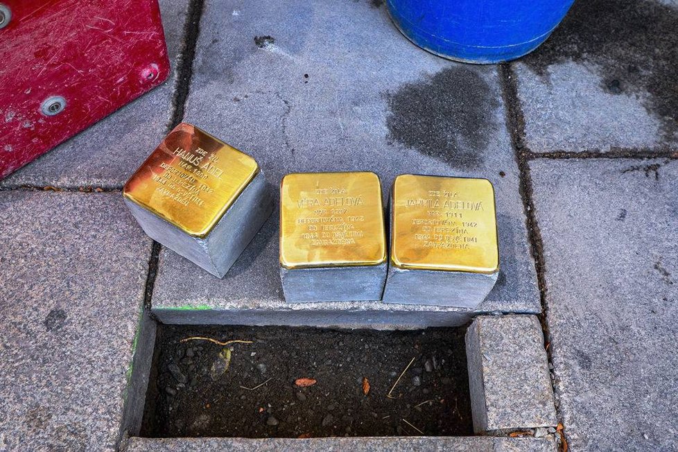 Stolpersteine v Plzni. Kameny zmizelých připomínají památku obětí židovských transportů.