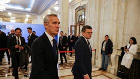 Generální tajemník NATO Jens Stoltenberg a ministr zahraničí Ukrajiny Dmytro Kuleba