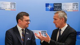 Generální tajemník NATO Jens Stoltenberg a ministr zahraničí Ukrajiny Dmytro Kuleba