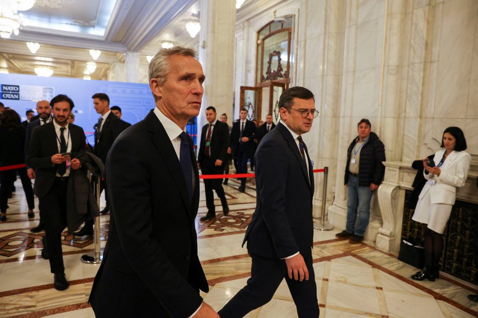 Generální tajemník NATO Jens Stoltenberg a ministr zahraničí Ukrajiny Dmytro Kuleba (29. 11. 2022)
