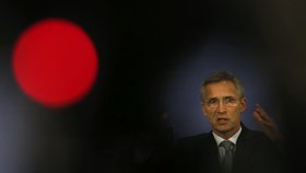 Generální tajemník NATO Jens Stoltenberg na středeční tiskové konferenci v Bruselu