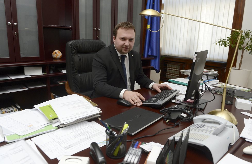 Ministr zemědělství Marian Jurečka (33, KDU-ČSL) se nenechá rušit při práci.