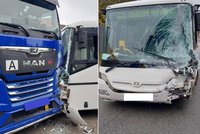 Autobus ve Stonařově dostal smyk a srazil se s kamionem: Deset zraněných