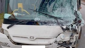 Autobus dostal smyk při brzdění a v protisměru se čelně srazil s protijedoucím nákladním autem.