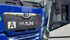 Autobus dostal smyk při brzdění a v protisměru se čelně srazil s protijedoucím nákladním autem.