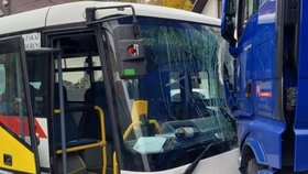 Autobus dostal smyk při brzdění a v protisměru se čelně srazil s protijedoucím nákladním autem.