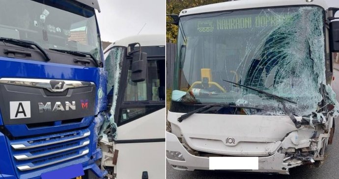 Autobus dostal smyk při brzdění a v protisměru se čelně srazil s protijedoucím nákladním autem.