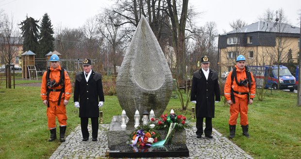 Pietní akt u památníku ve Stonavě, který připomíná důlní neštěstí z prosince 2018.