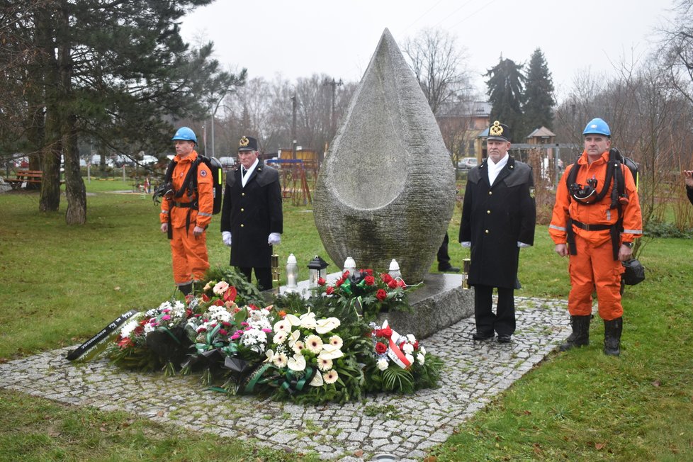 Pietní akt u památníku ve Stonavě, který připomíná důlní neštěstí z prosince 2018.