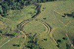 V amazonském pralese vědci nalezli kruhové příkopy a valy podobné Stonehenge.