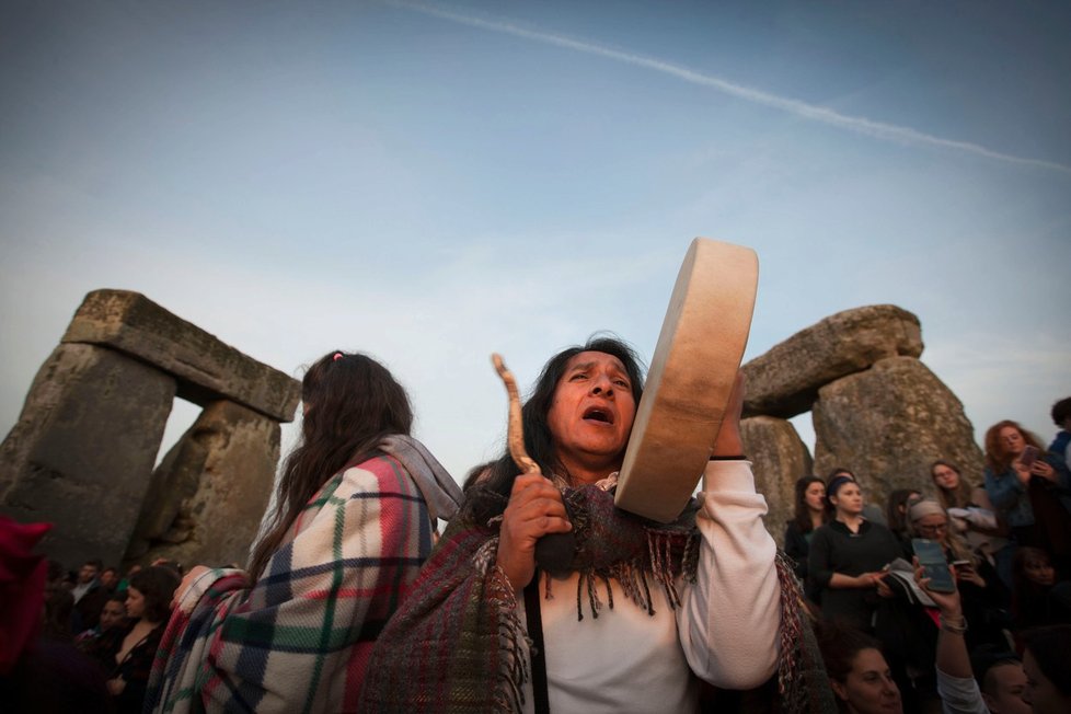 Letní slunovrat u anglického Stonehenge