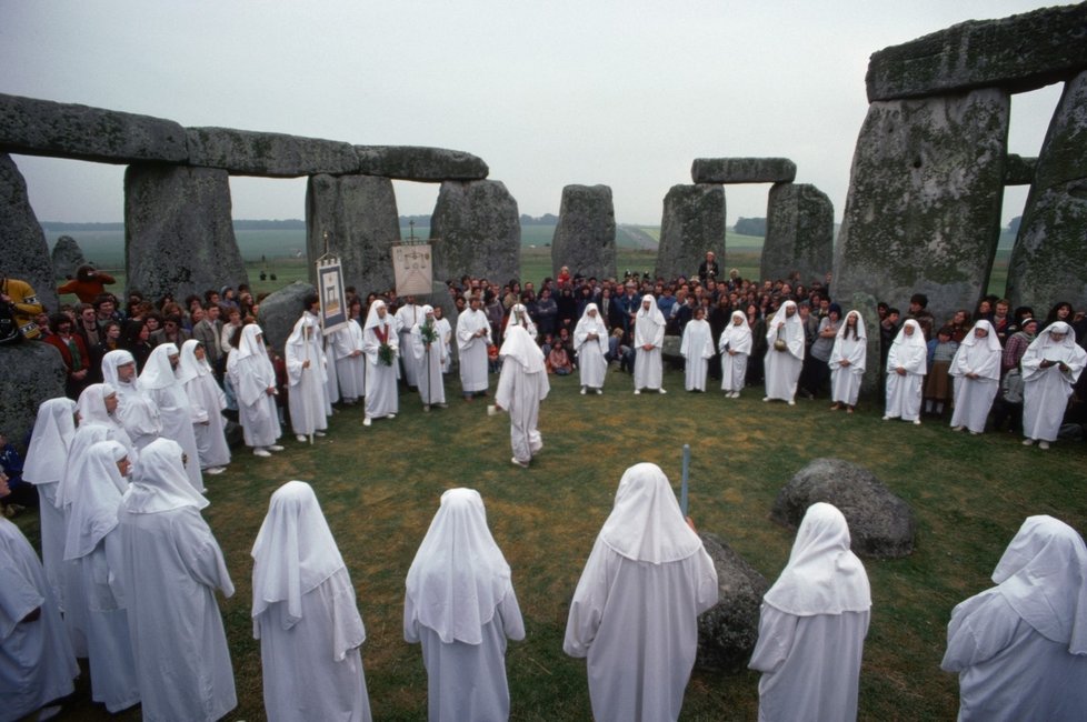 Druidové ve Stonehenge