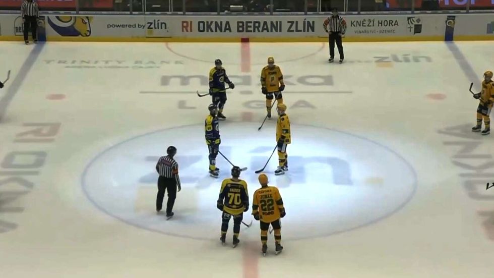 Na začátku prvoligového derby vyjádřili hokejisté Zlína a Vsetína podporu iniciativě Stop baráži!