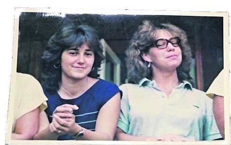 Lenka (vlevo) s Ilonou (vpravo) byly nerozlučné kamarádky. V létě roku 1988 si užívaly poslední prázdniny před nástupem do práce.