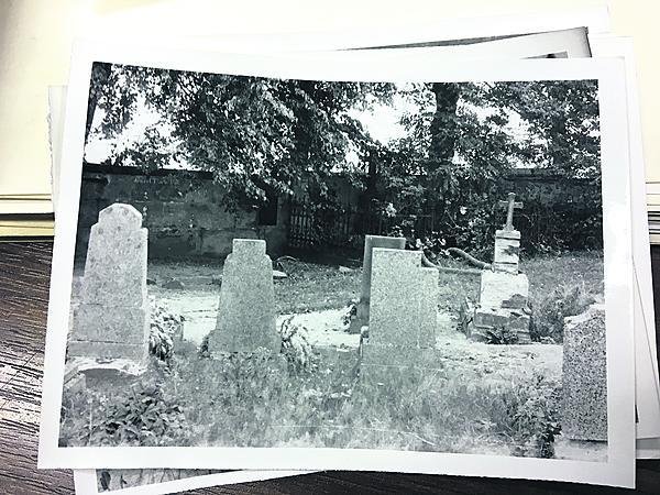 Opuštěný hřbitov nedaleko Varnsdorfu, tam je pachatelé údajně zakopali.