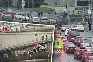 Policejní auto „zahučelo“ do Vltavy! Na Hlávkově mostě přerazilo zábradlí