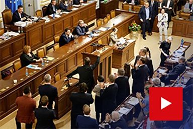 Řev a bušení ve Sněmovně kvůli poplatkům: Začnou lítat facky?