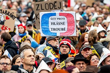 Vše o demonstracích: Kdo jde do stávky a kdo na Letnou?
