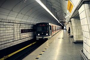 Provoz na lince B stojí: Pád pod metro!
