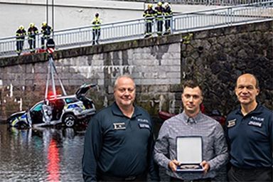Hrdina Kryštof! Pomohl policistům, kteří spadli do Vltavy