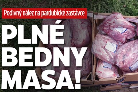 Podivný nález na zastávce: Plné bedny masa!