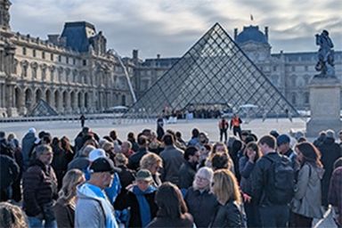 Demonstranti zablokovali Louvre! Varování i pro Čechy