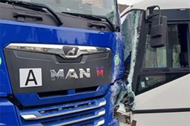 Bus se ve Stonařově srazil s kamionem: Deset zraněných
