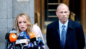 Pornohereččin právní zástupce Michael Avenatti tvrdí, že jeho klientka byla zadržena při operaci policistek v civilu, které ji výslovně požádaly, aby se mohly jejích prsou dotknout