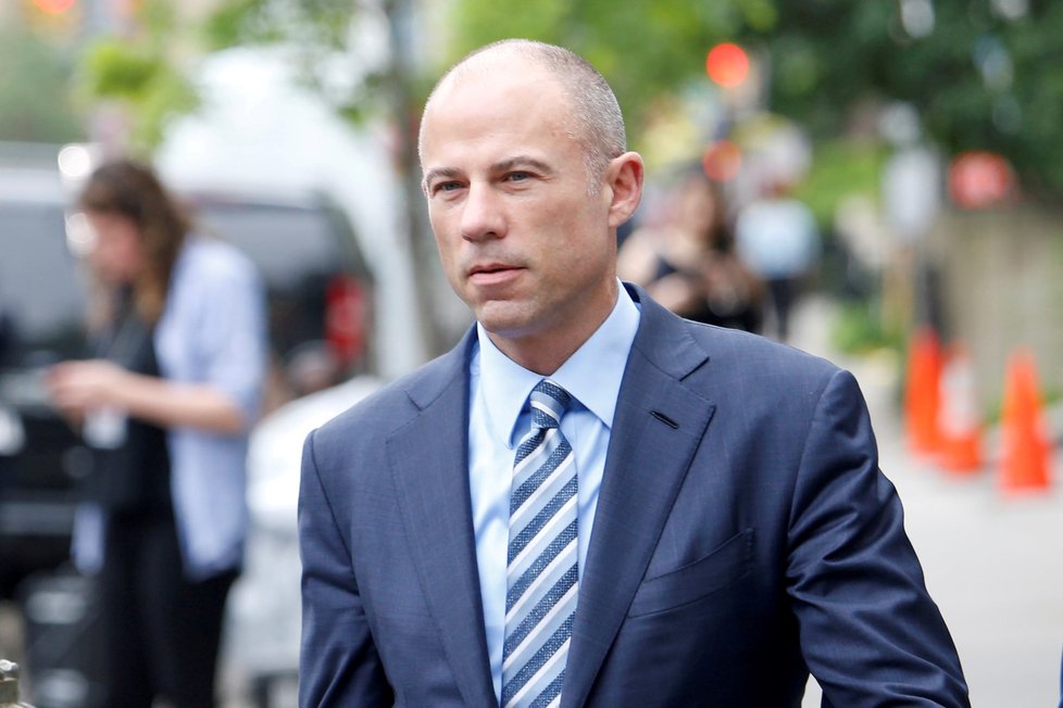 Pornohereččin právní zástupce Michael Avenatti tvrdí, že jeho klientka byla zadržena při operaci policistek v civilu, které ji výslovně požádaly, aby se mohly jejích prsou dotknout