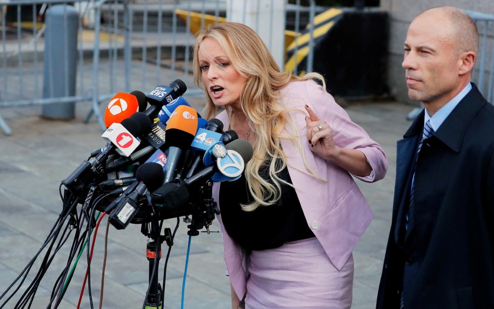 Avenatti řekl, že zákon se týká účinkujících, kteří v klubech vystupují nazí či polonazí pravidelně. Stormy na základě něj obviněna být nemůže, neboť v dotčeném klubu vystoupila jen jednou